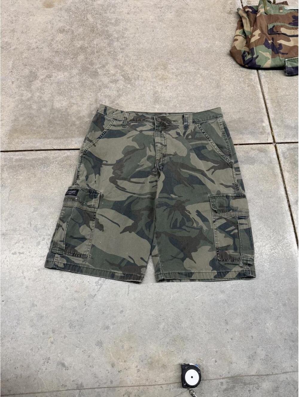 vintage wrangler woodland camo relaxed baggy fit cargo shorts size 32